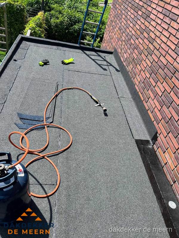 Plat dak met bitumen en brandgereedschap van dakdekkersbedrijf in De Meern Plat dak met bitumen en brandgereedschap van dakdekkersbedrijf in De Meern