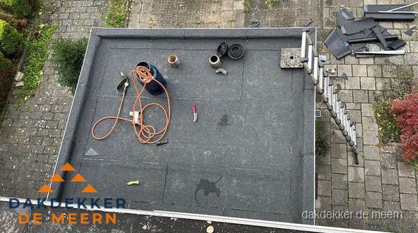 Plat dak met nieuwe bitumen bedekking in De Meern Plat dak met nieuwe bitumen bedekking in De Meern
