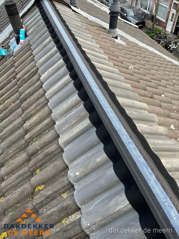 Nokvorst met Monier ventilatie op schuin pannendak in De Meern Nokvorst met Monier ventilatie op schuin pannendak in De Meern