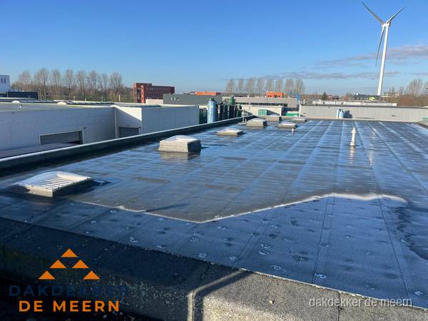 Plat dak bedrijfspand met bitumen dakbedekking en lichtkoepels in De Meern Plat dak bedrijfspand met bitumen dakbedekking en lichtkoepels in De Meern