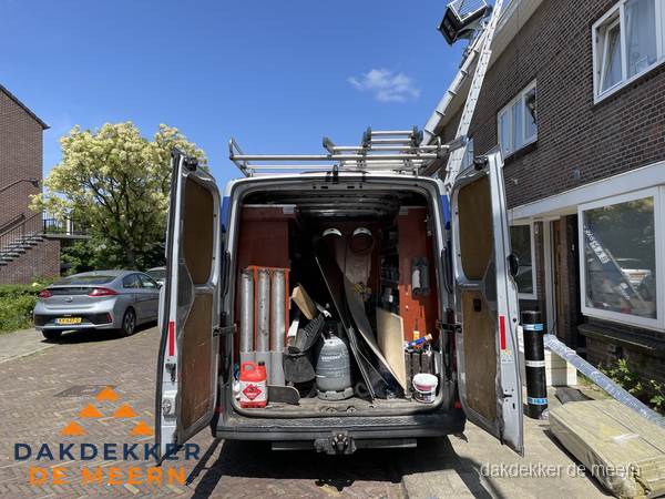 Spoed dakdekker bus met gereedschap en ladder bij woning in De Meern Spoed dakdekker bus met gereedschap en ladder bij woning in De Meern