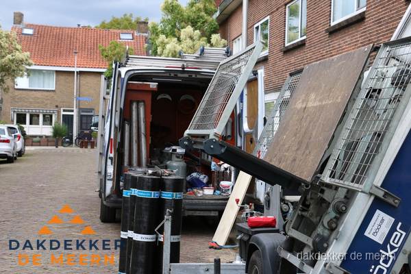 Dakdekkersbusje met materiaal en ladderlift voor dakpannen vervangen in De Meern Dakdekkersbusje met materiaal en ladderlift voor dakpannen vervangen in De Meern