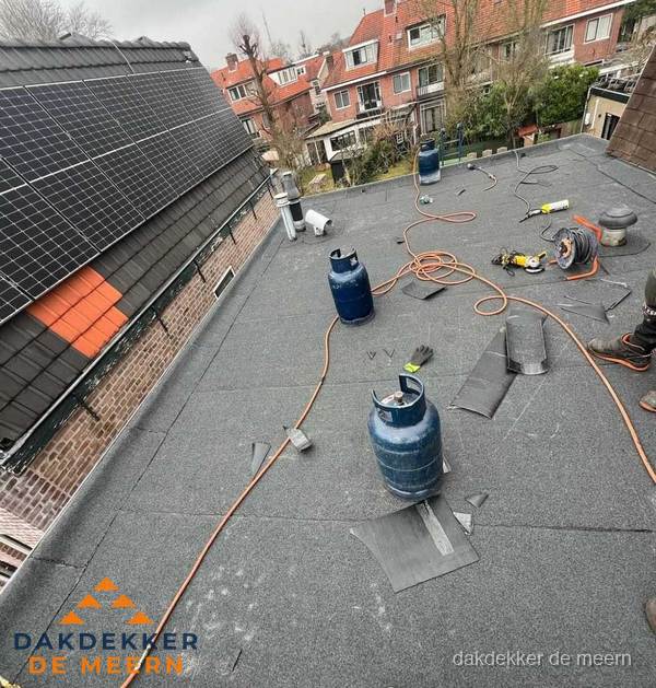 Daklekkage repareren met brandgereedschap op plat dak in De Meern Daklekkage repareren met brandgereedschap op plat dak in De Meern
